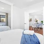 Modern 2Br Pool, Gym, Parking