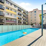 Modern 2Br Pool, Gym, Parking