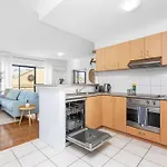Modern 2Br Pool, Gym, Parking