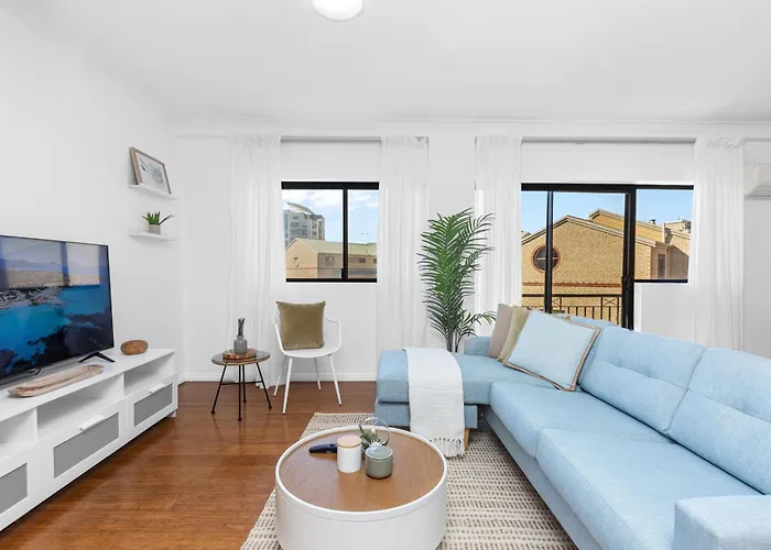Modern 2Br Pool, Gym, Parking