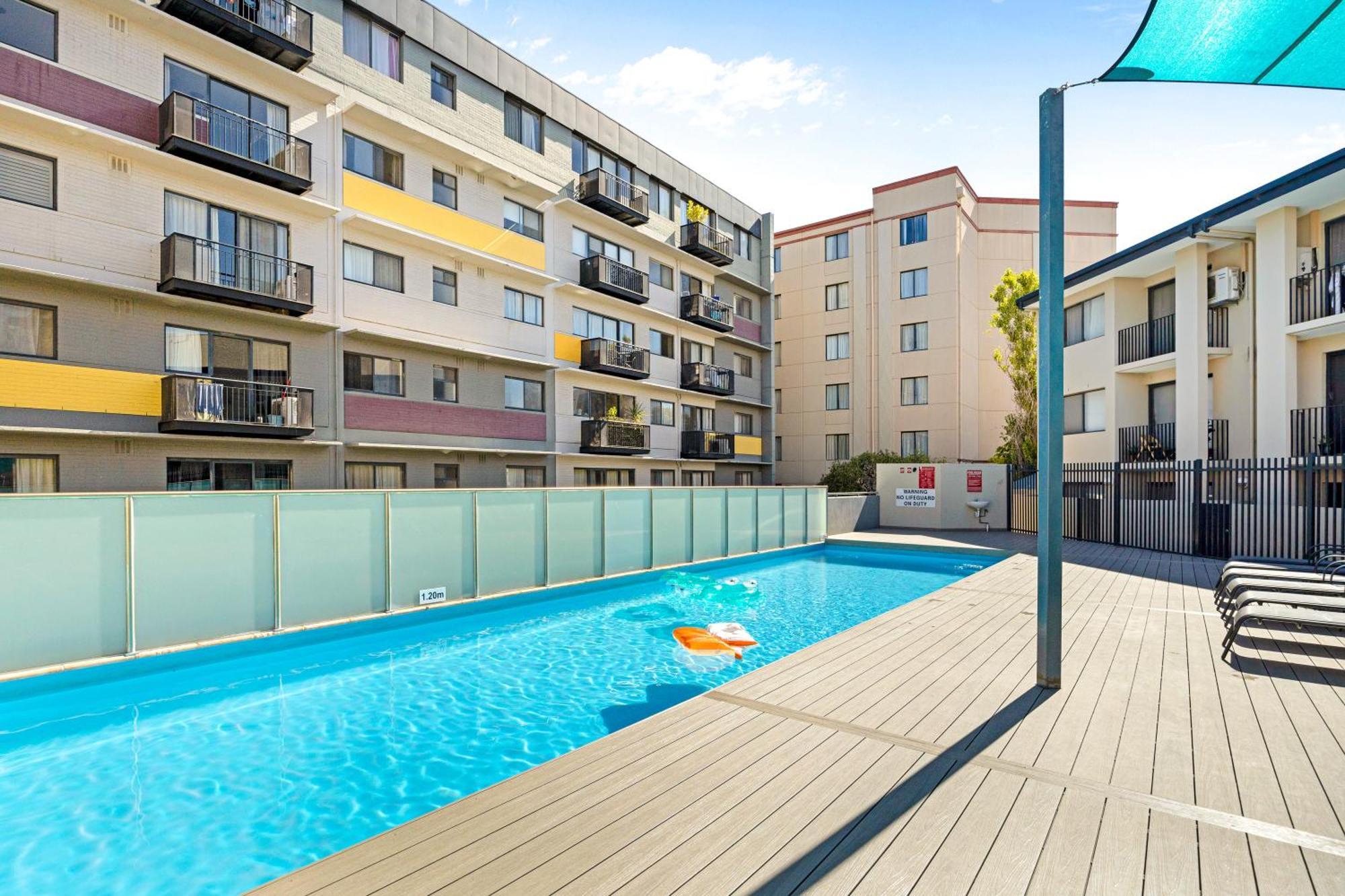 Apartment Modern 2br Pool, Gym, Parking