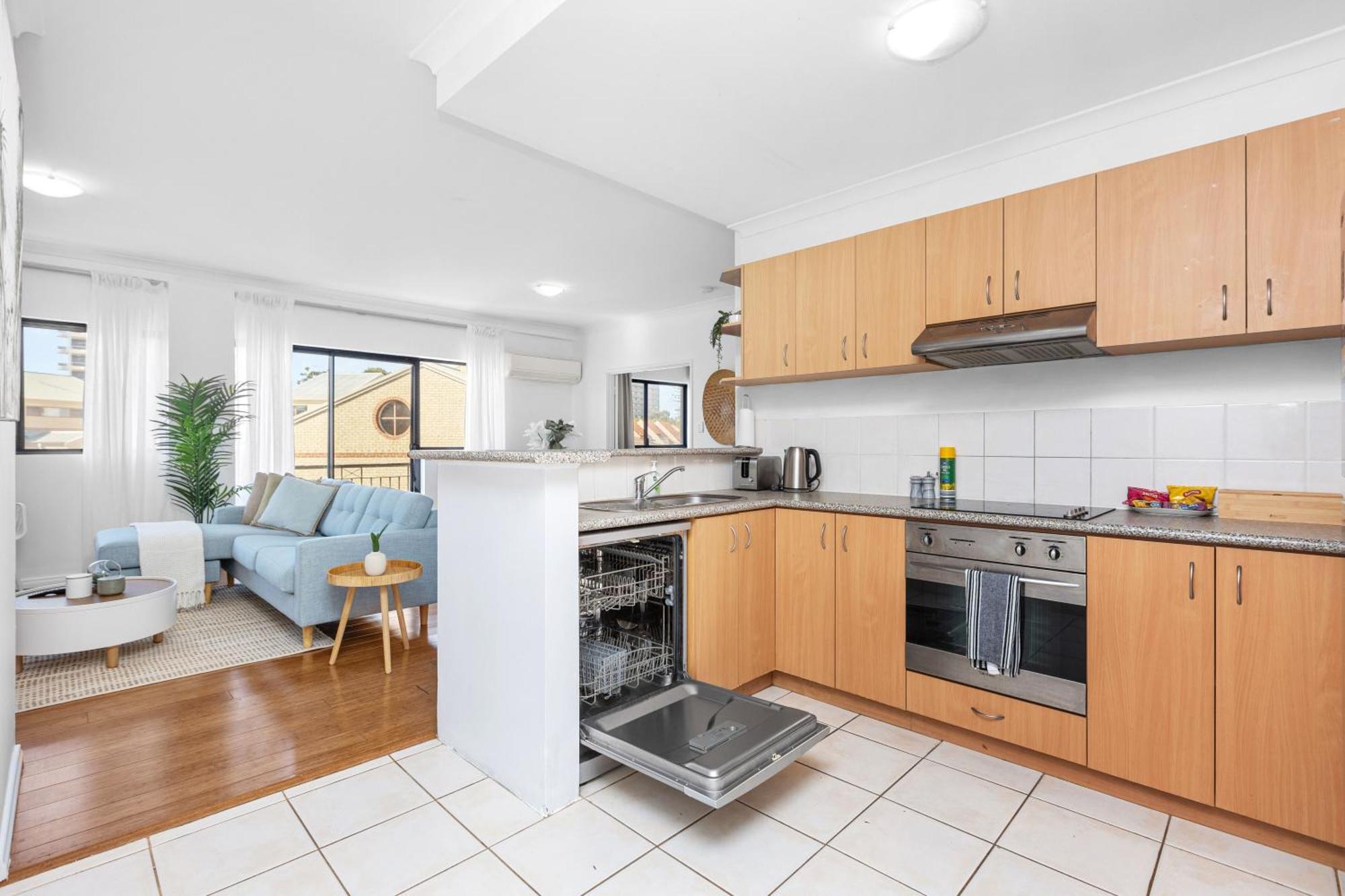 Modern 2br Pool, Gym, Parking *