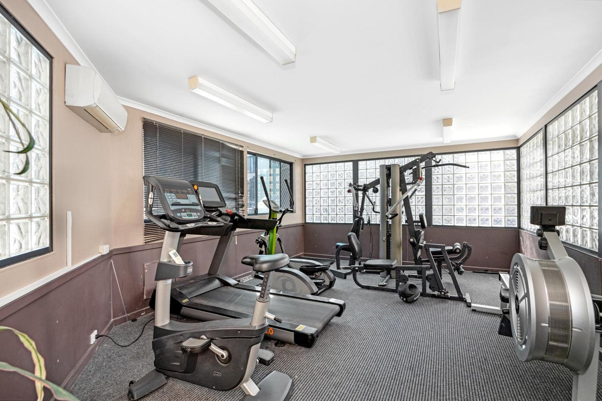 Modern 2br Pool, Gym, Parking Apartment