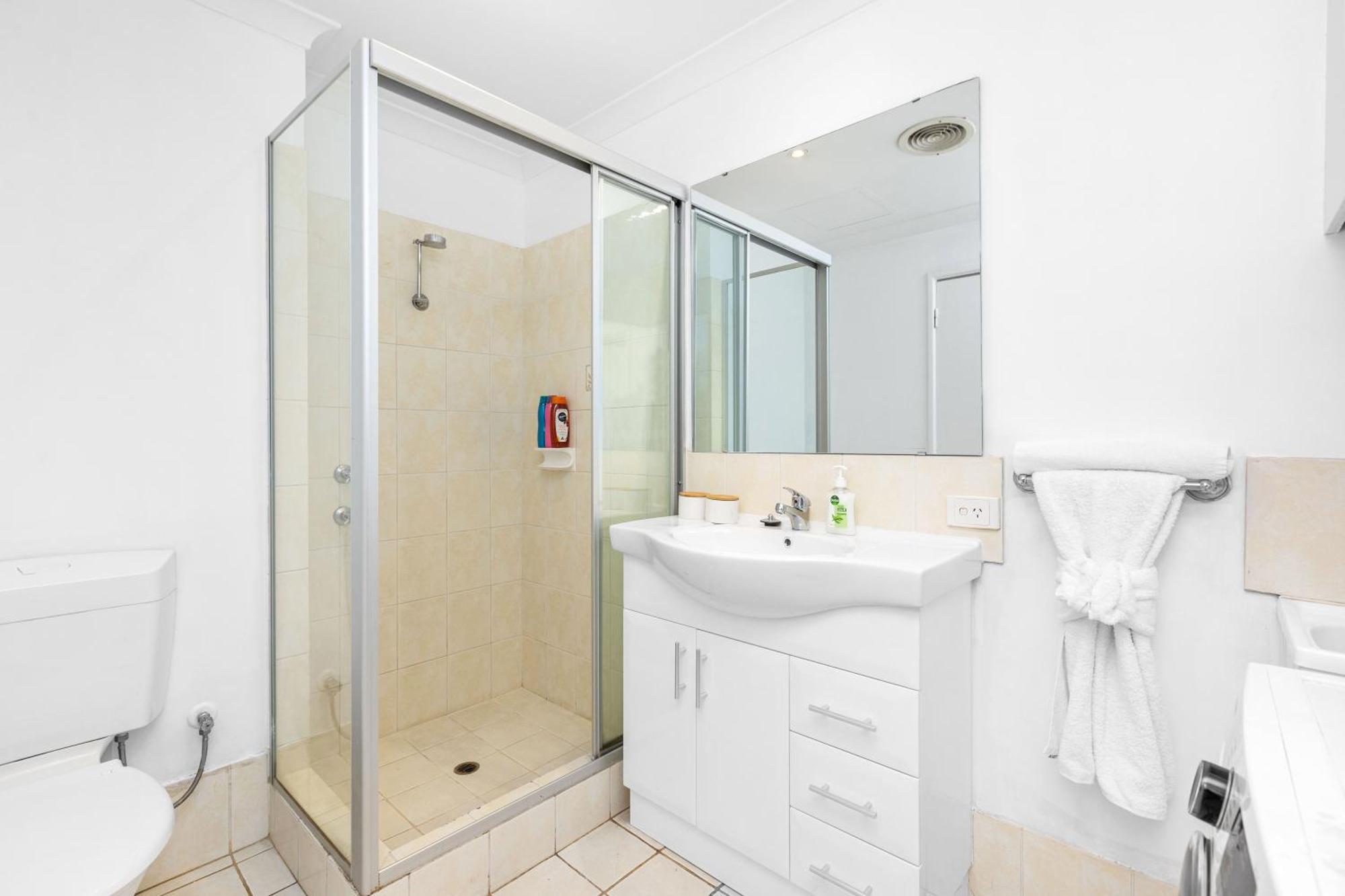 Modern 2br Pool, Gym, Parking Apartment Perth